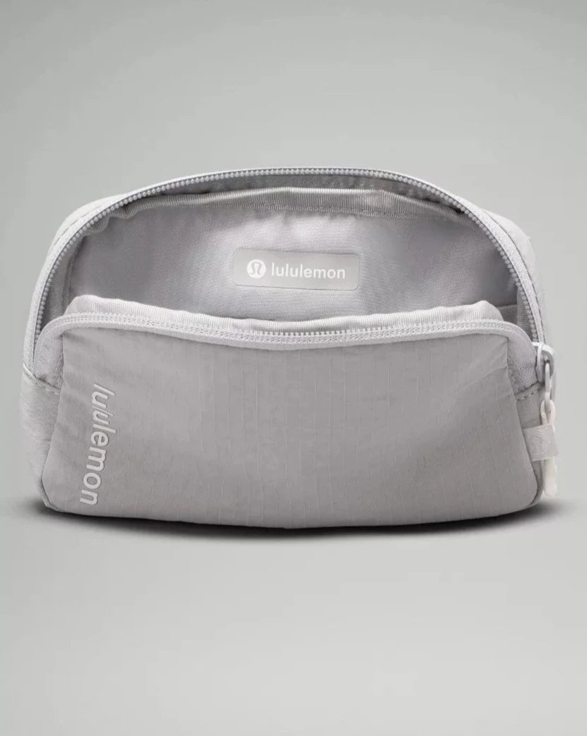 Lululemon | Mini Belt Bag | Gota de plata