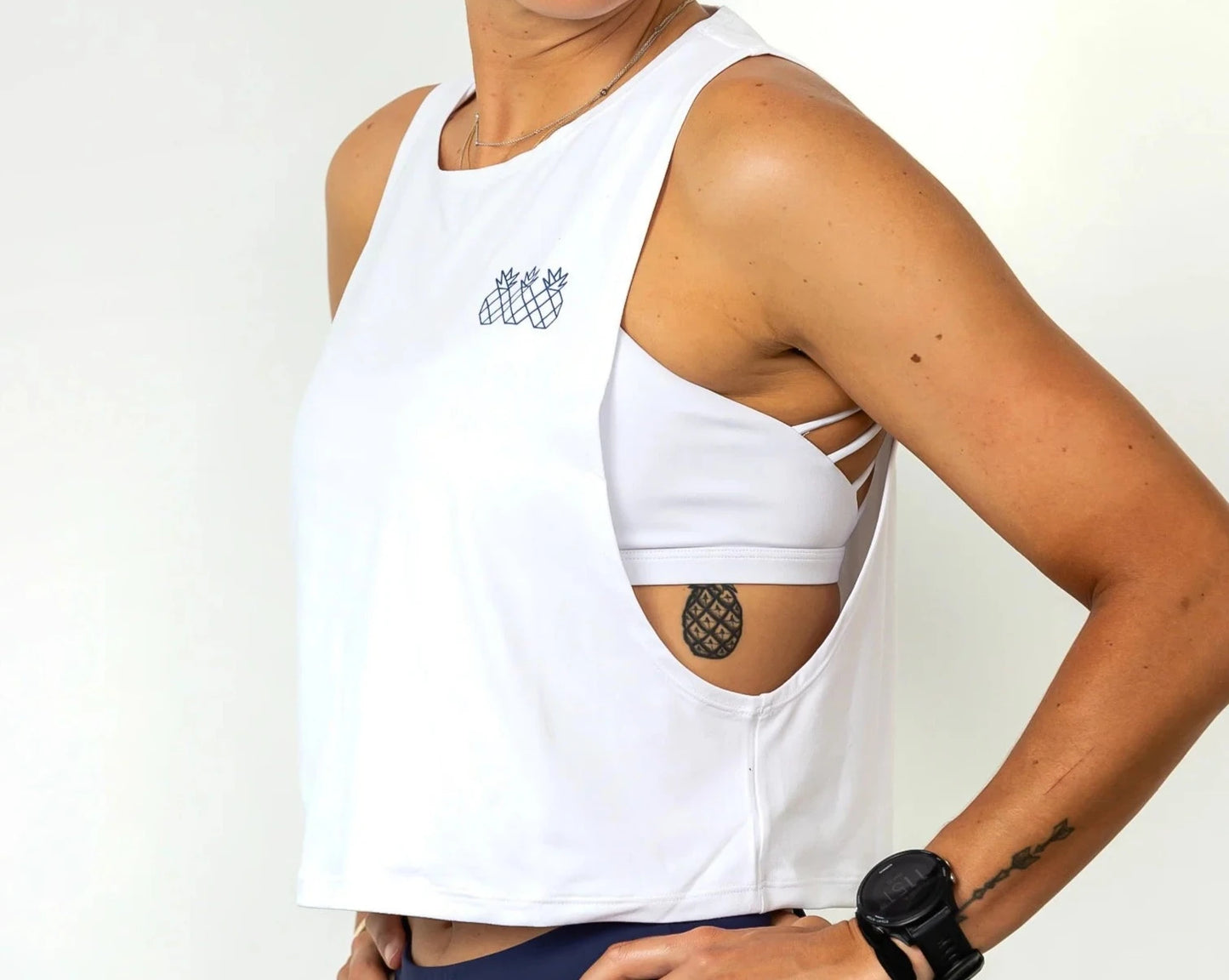 Tres Piñas | Women's Muscle Tank Crop | Blanco